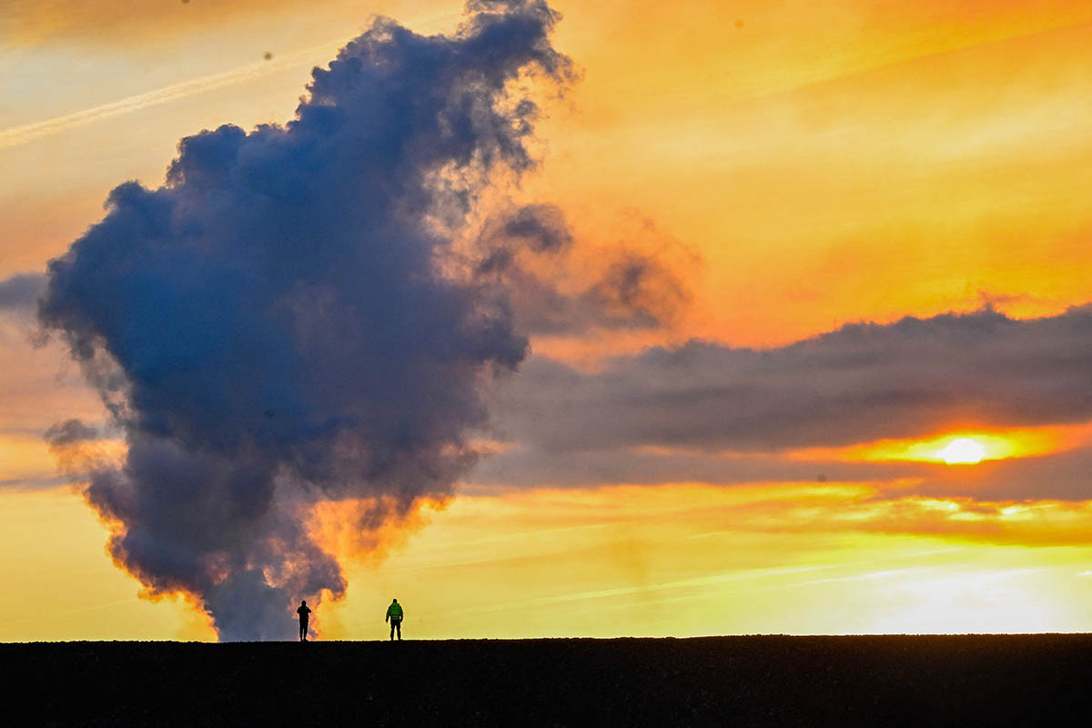 Окраина города Гриндавик после извержения вулкана, 14 января 2024 года. Сейсмическая активность усилилась за ночь, и жители Гриндавика были эвакуированы, сообщила исландская общественная телекомпания RUV. Фото Halldor KOLBEINS/AFP/Scanpix/LETA