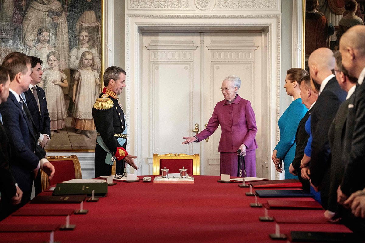 Королева Дании Маргрете II, после подписания декларации об отречении, оставляет место во главе стола своему сыну Фредерику. Фото Mads Claus Rasmussen/AFP/Ritzau Scanpix/LETA