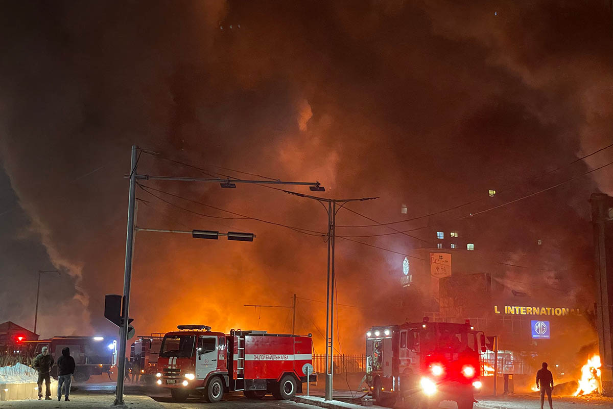 Пожарные работают на месте взрыва грузовика с 60 тоннами газа в Улан-Баторе, Монголия, 24 января 2024 года. Фото B. ALTJIN/AFP/Scanpix/Leta