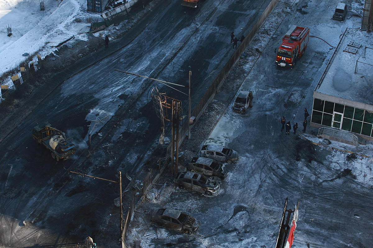 Полицейские осматривают последствия на месте взрыва грузовика с 60 тоннами газа в Улан-Баторе, Монголия, 24 января 2024 года. Фото BYAMBASUREN BYAMBA-OCHIR/AFP/Scanpix/Leta