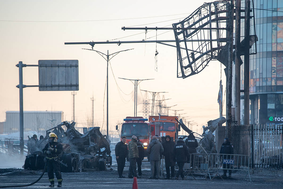 Пожарные и полиция работают на месте взрыва грузовика с 60 тоннами газа в Улан-Баторе, Монголия, 24 января 2024 года. Фото BYAMBASUREN BYAMBA-OCHIR/AFP/Scanpix/Leta