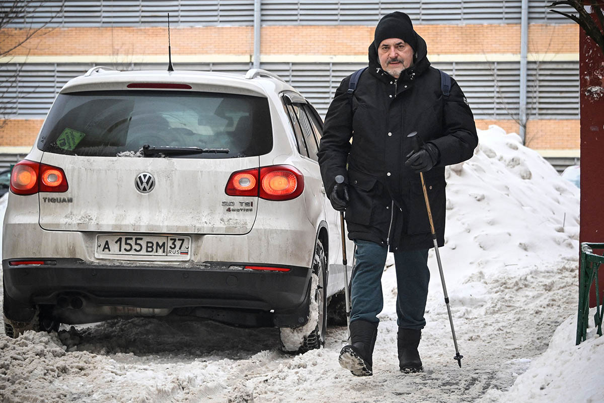 Борис Надеждин на прогулке с палками для скандинавской ходьбы. Фото Alexander NEMENOV/AFP/Scanpix/LETA