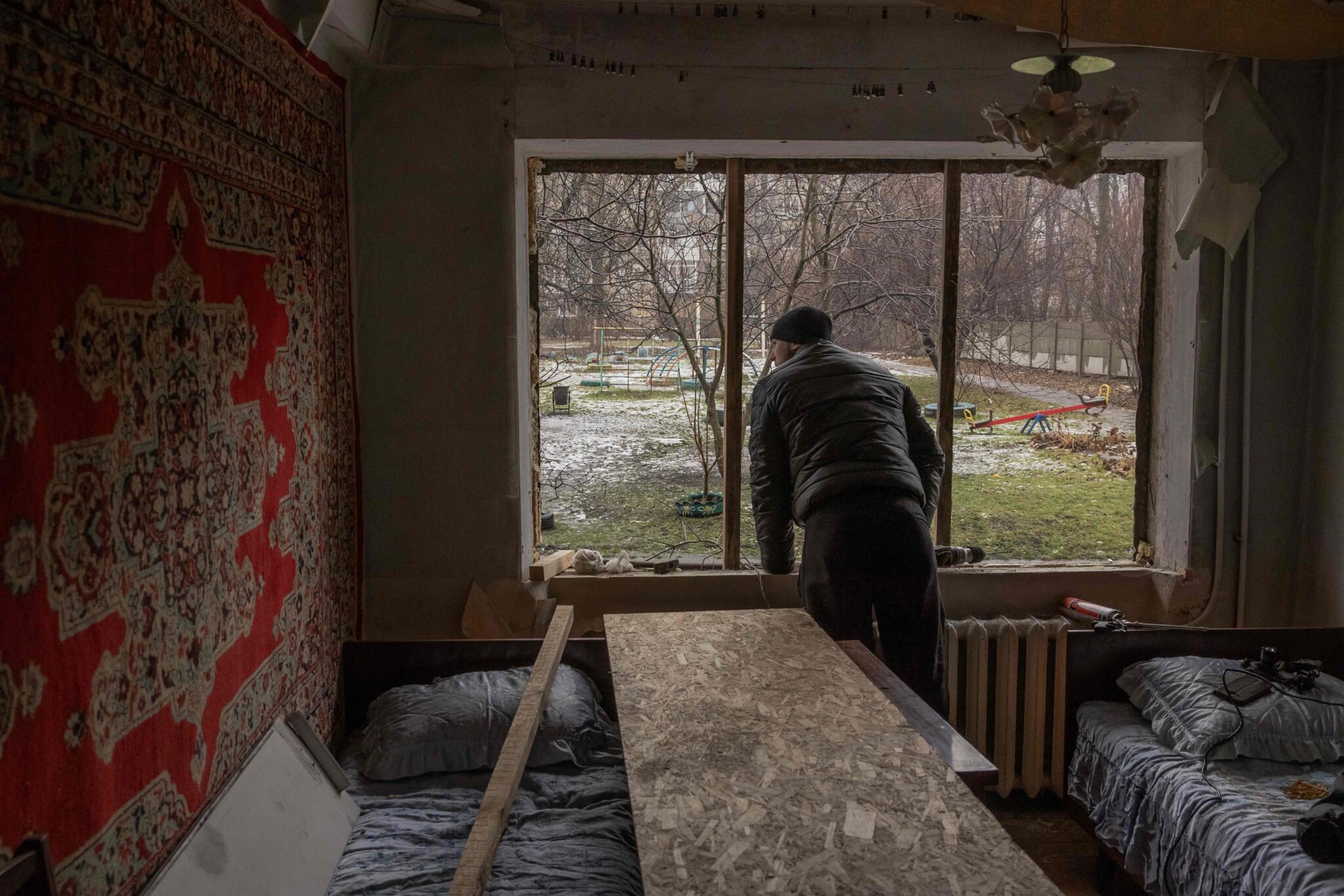 Мужчина стоит в своей поврежденной квартире после ночного обстрела в Мирнограде, Донецкая область, 26 января 2024 года. Фото Roman Pilipey/AFP/Scanpix/LETA