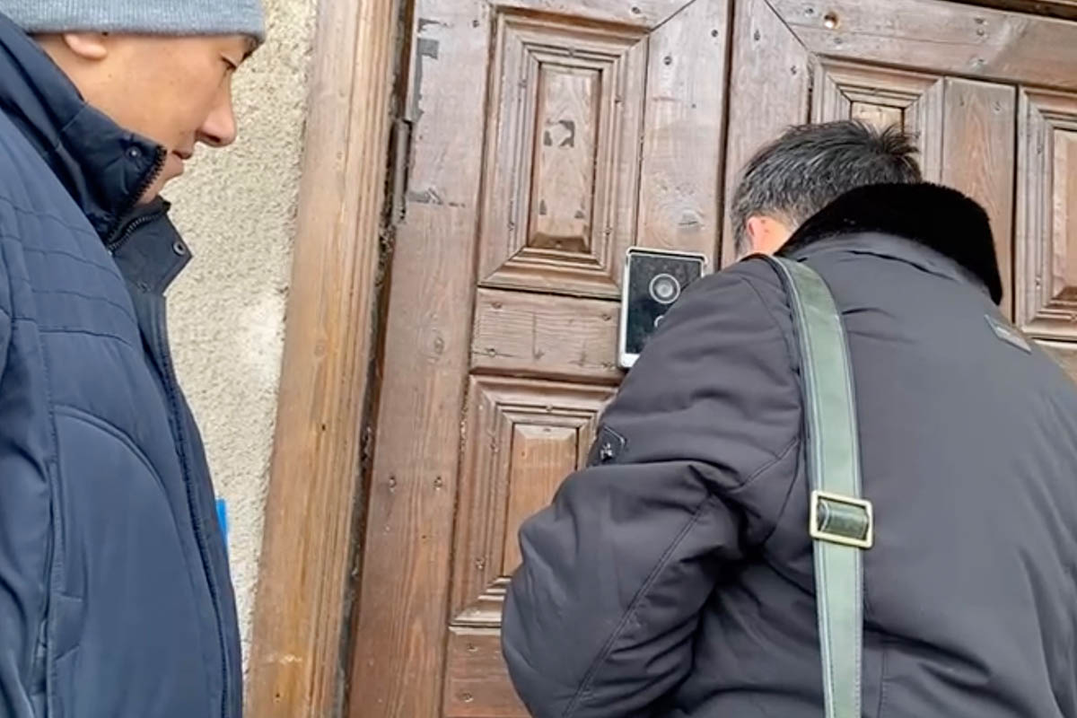Адвокаты пытаются попасть внутрь офиса команды журналистов Temirov live, где проходит обыск. Скриншот видео azattykrus/Telegram