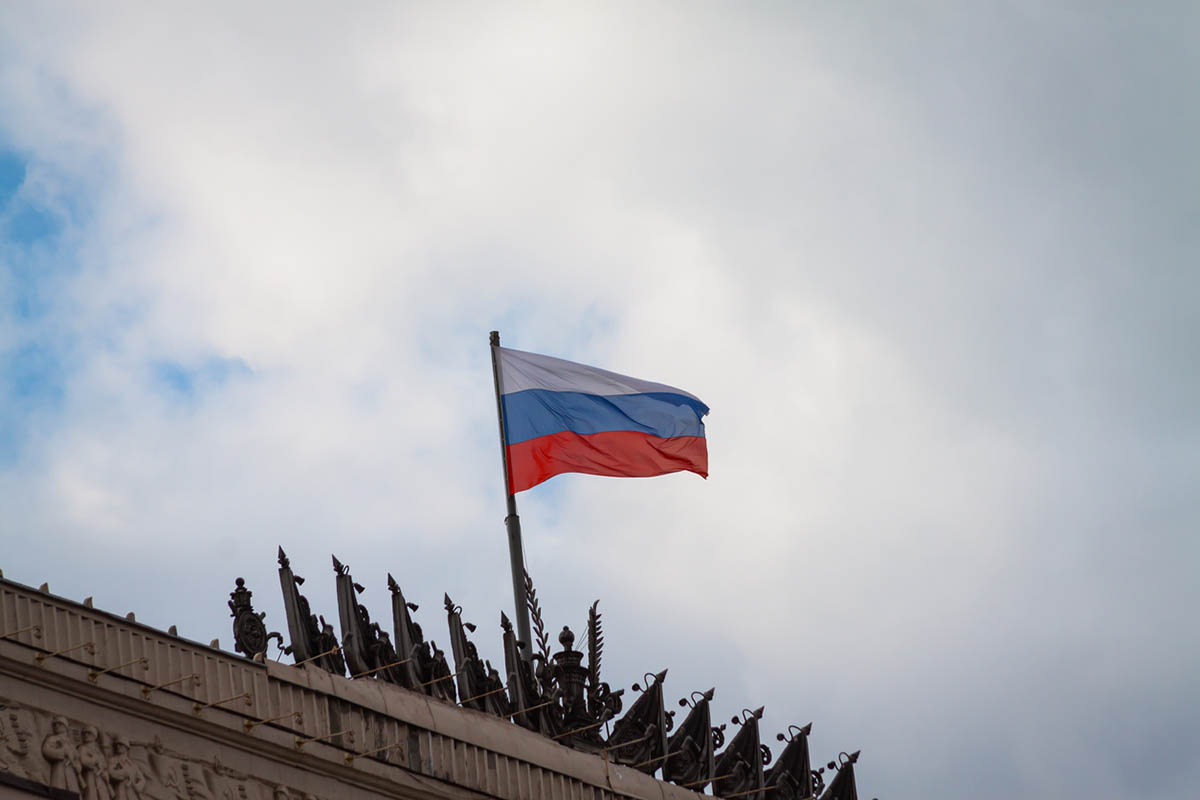 Флаг РФ над главным зданием Министерства обороны Российской Федерации. Фото Cosmicmies/istockphoto