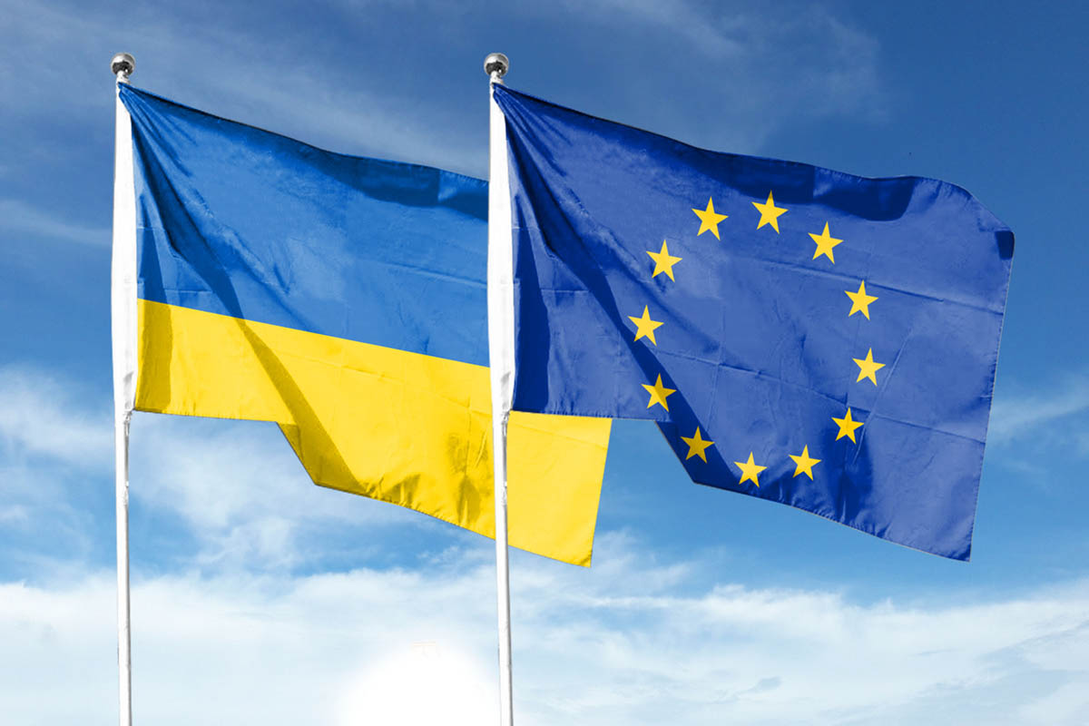 Флаги Украины и ЕС. Фото Istockphoto