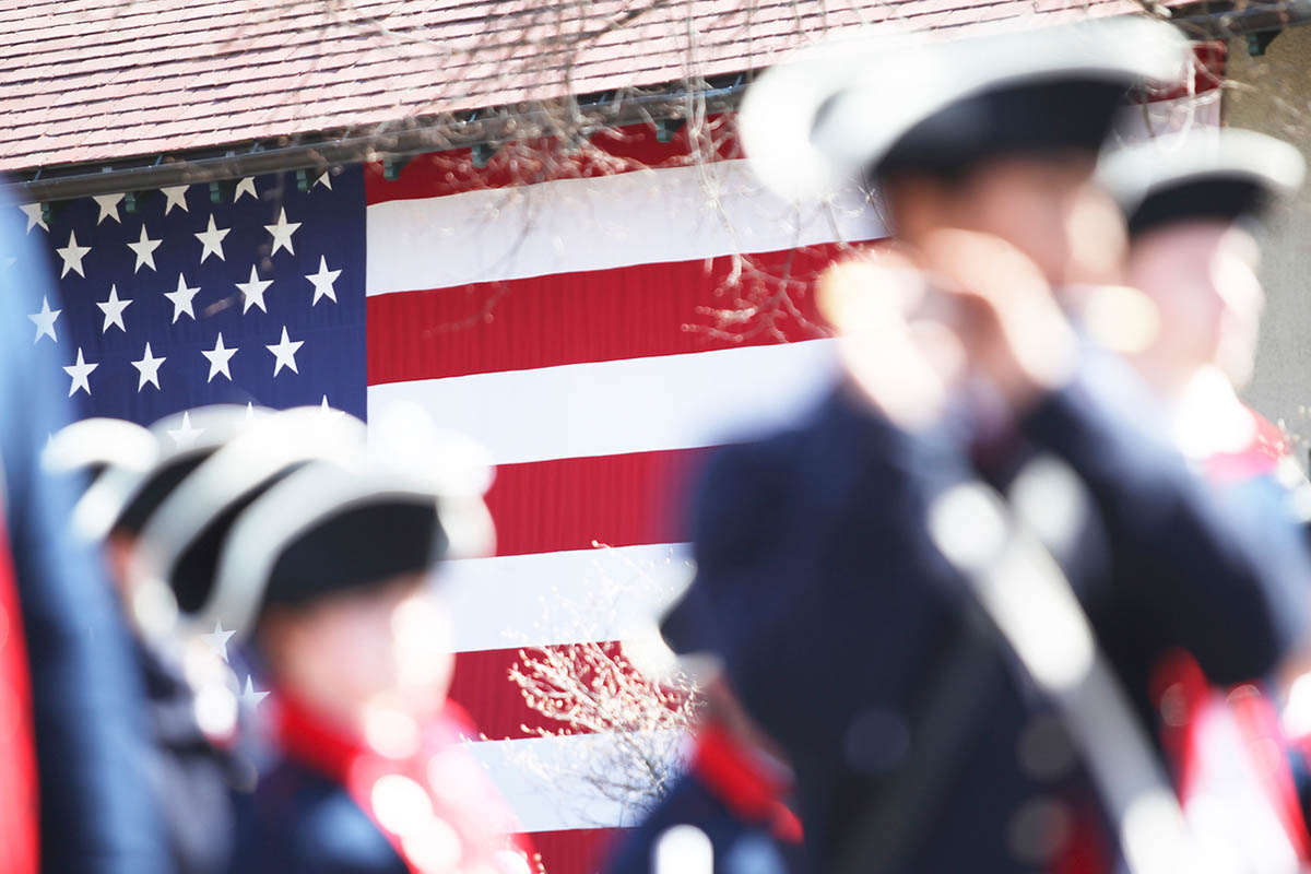 Американский флаг и гвардейцы США. Фото flySnow/Istockphoto