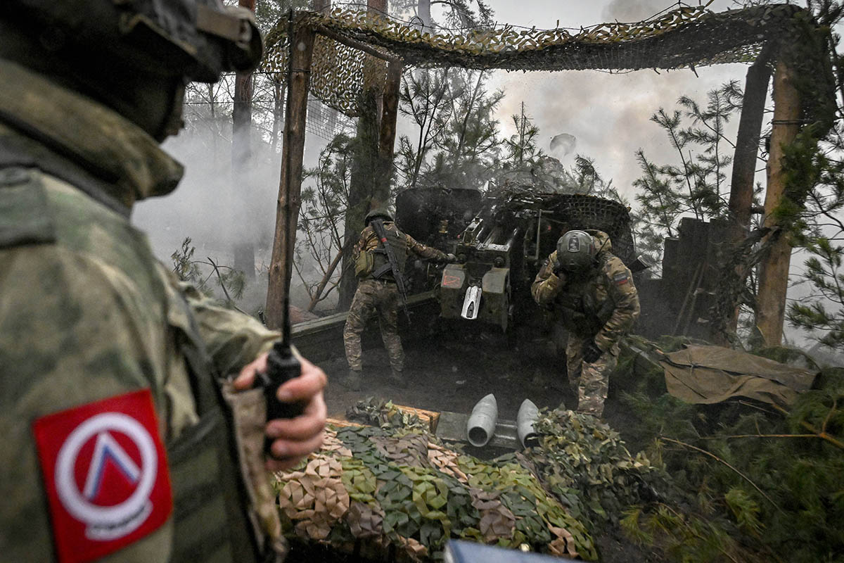 Российские военнослужащие ведут огонь по украинским позициям. Фото Stanislav Krasilnikov/IMAAGO/Scanpix/LETA