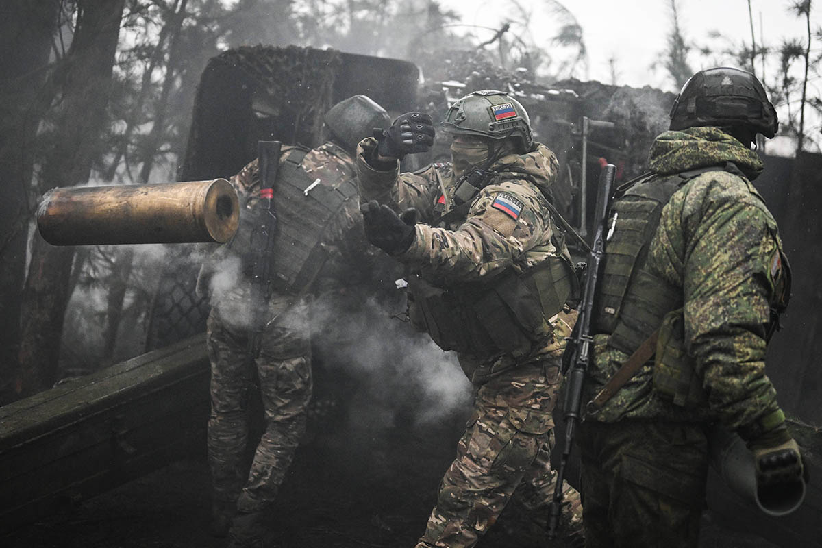 Российские военнослужащие ведут огонь по украинским позициям. Фото Stanislav Krasilnikov/IMAAGO/Scanpix/LETA