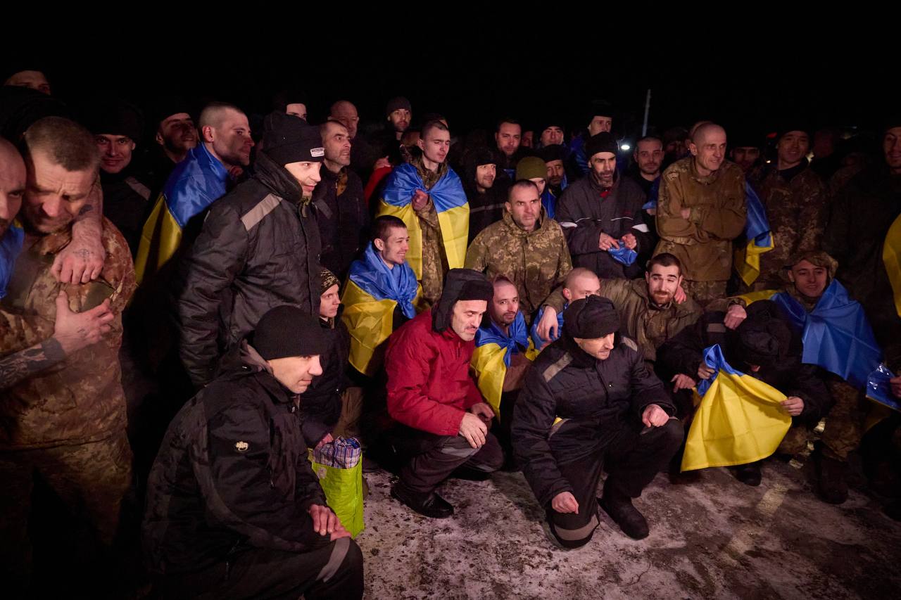 Возвращение домой украинских военнопленных. Фото из телеграм-канала Владимира Зеленского.
