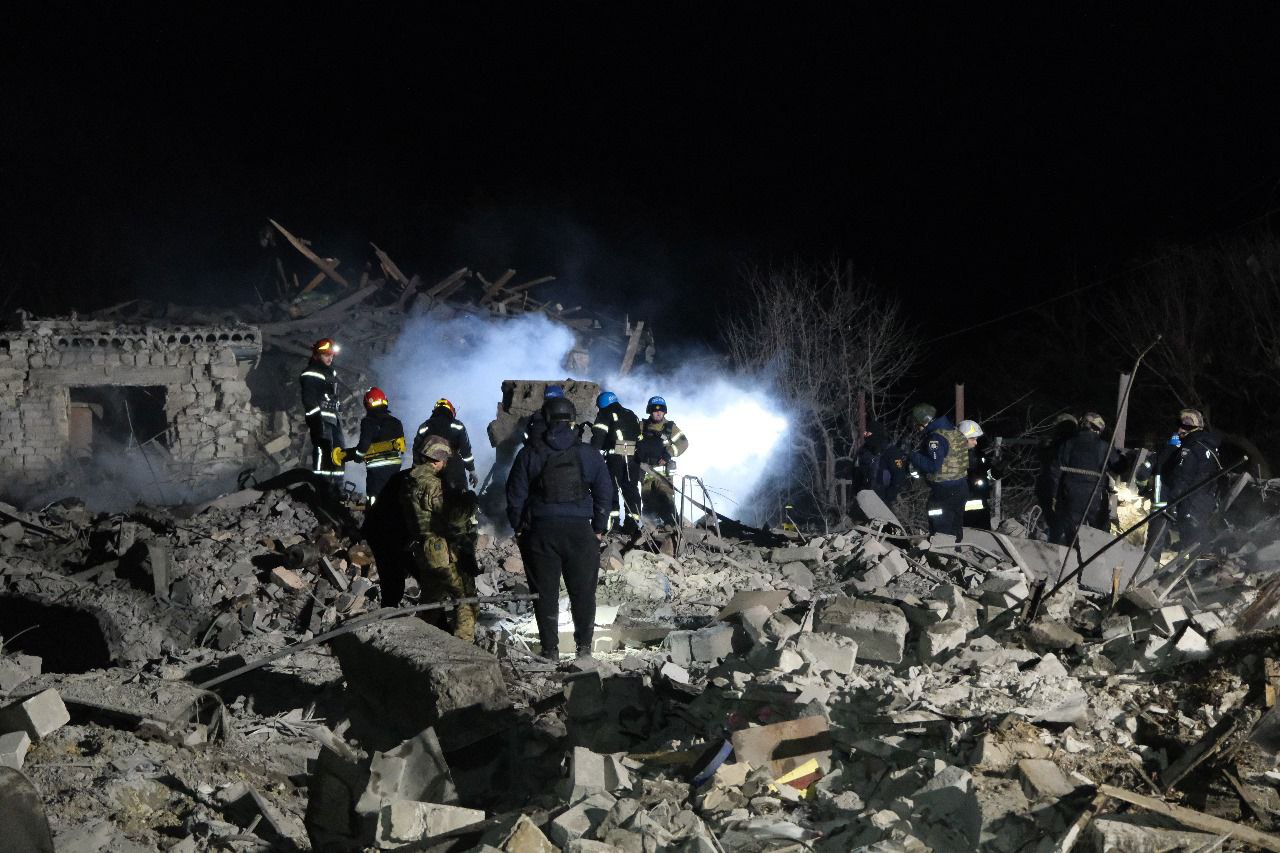 Спасатели на месте развалин в Покровском районе Донецкой области. Фото из телеграм-канала Вадима Филашкина.