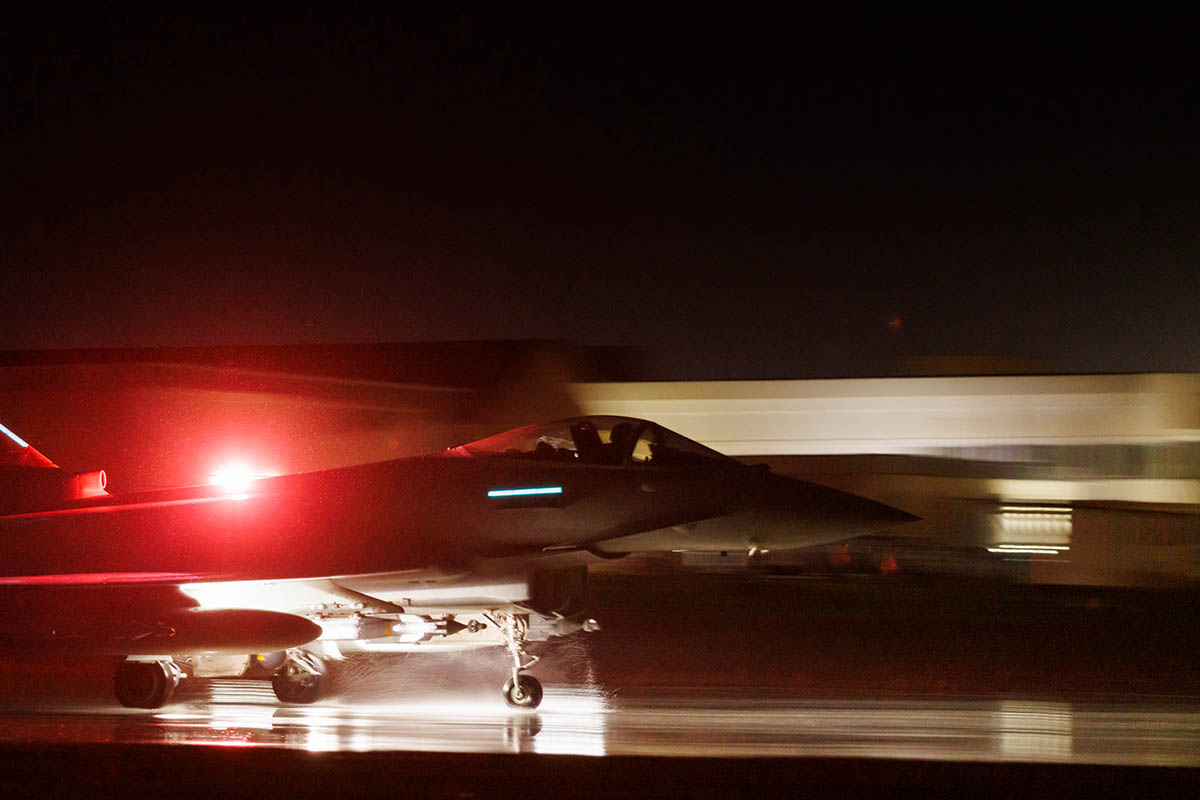 Истребитель Королевских ВВС взлетает для нанесения воздушных ударов по военным объектам хуситов в Йемене, Кипр. Фото AS1 Jake Green RAF/AP/Scanpix/Leta