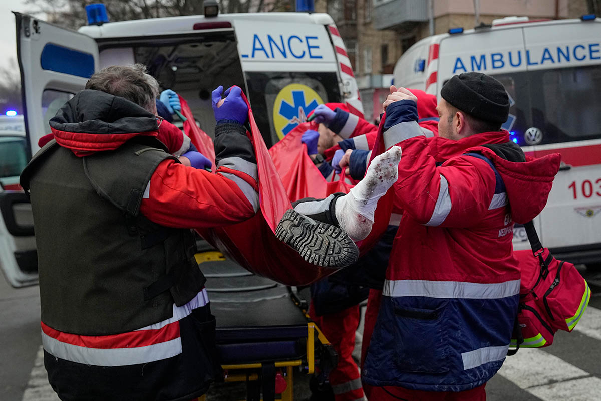 Спасатели эвакуируют раненого после российского авиаудара в Киеве, 23 января 2024 года. Фото Efrem Lukatsky/AP Photo/Scanpix/Leta