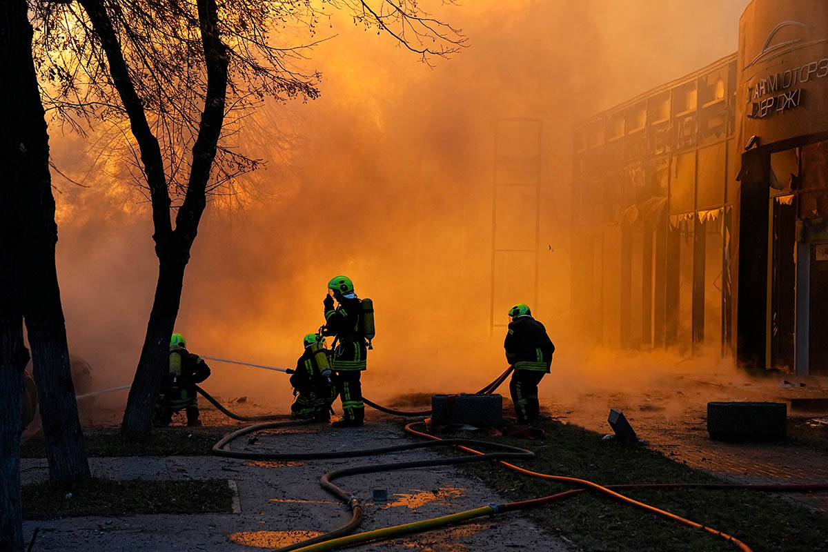 Пожарные тушат здание после российских ракетных ударов по Киеву, 2 января 2024 года. Фото Efrem Lukatsky/AP Photo/Scanpix/LETA