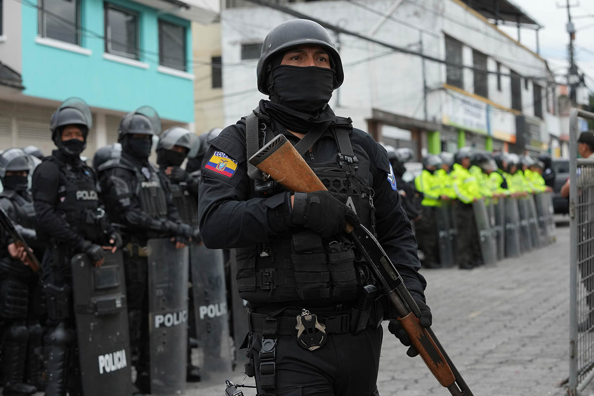 Полиция и солдаты возле тюрьмы Эль-Инка, 8 января 2024 года. Фото Dolores Ochoa/AP Photo/Scanpix/LETA