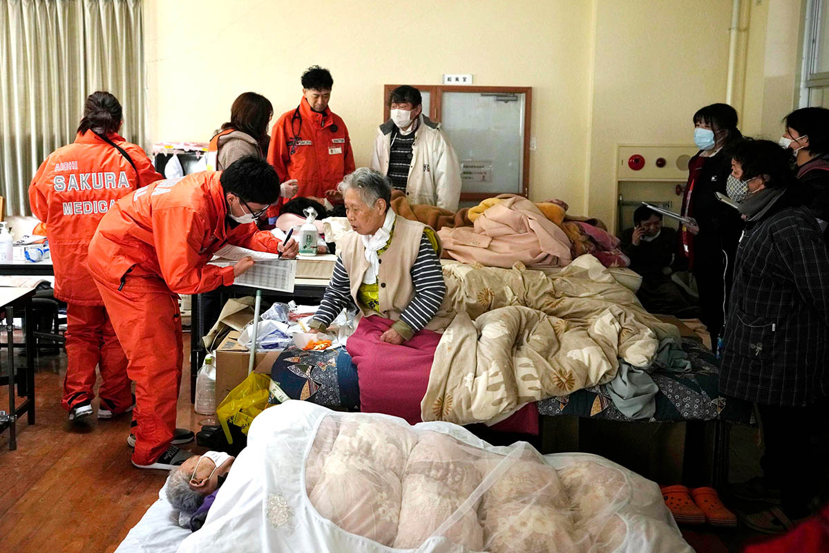 Временный эвакуационный центр в Сузу на полуострове Ното, Япония, 3 января 2024 года. Фото Hiro Komae/AP Photo/Scanpix/LETA