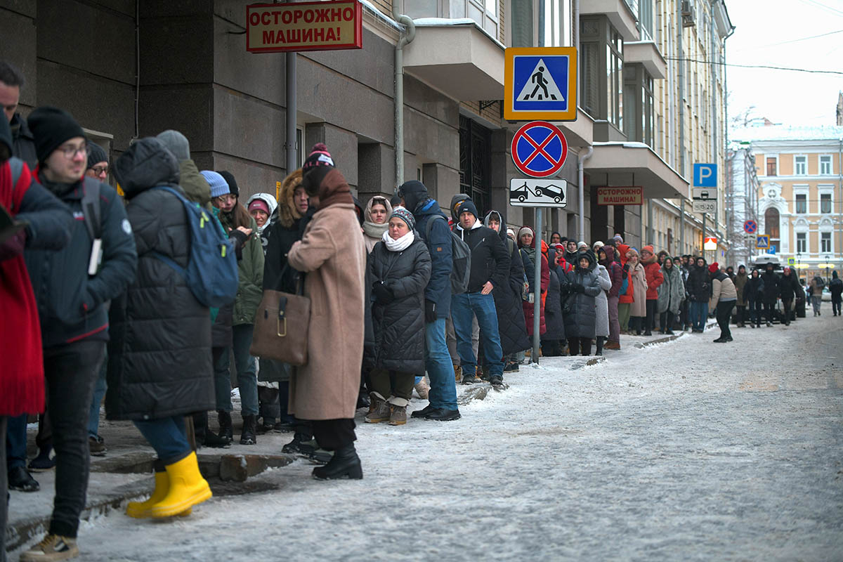 Люди выстраиваются в очередь, чтобы поставить свои подписи за Бориса Надеждина в Москве, 20 января 2024 года. Фото AP Photo/Scanpix/Leta
