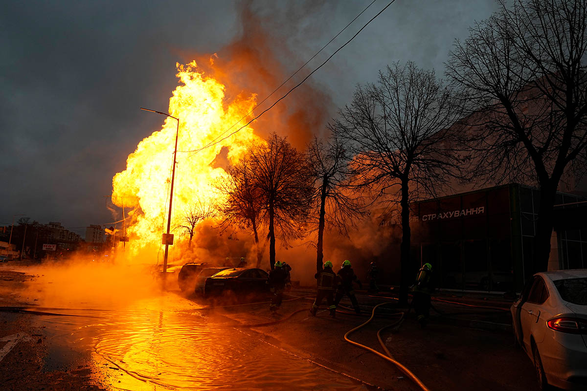 Последствия российских ракетных ударов по Киеву, 2 января 2024 года. Фото Efrem Lukatsky/AP Photo/Scanpix/LETA