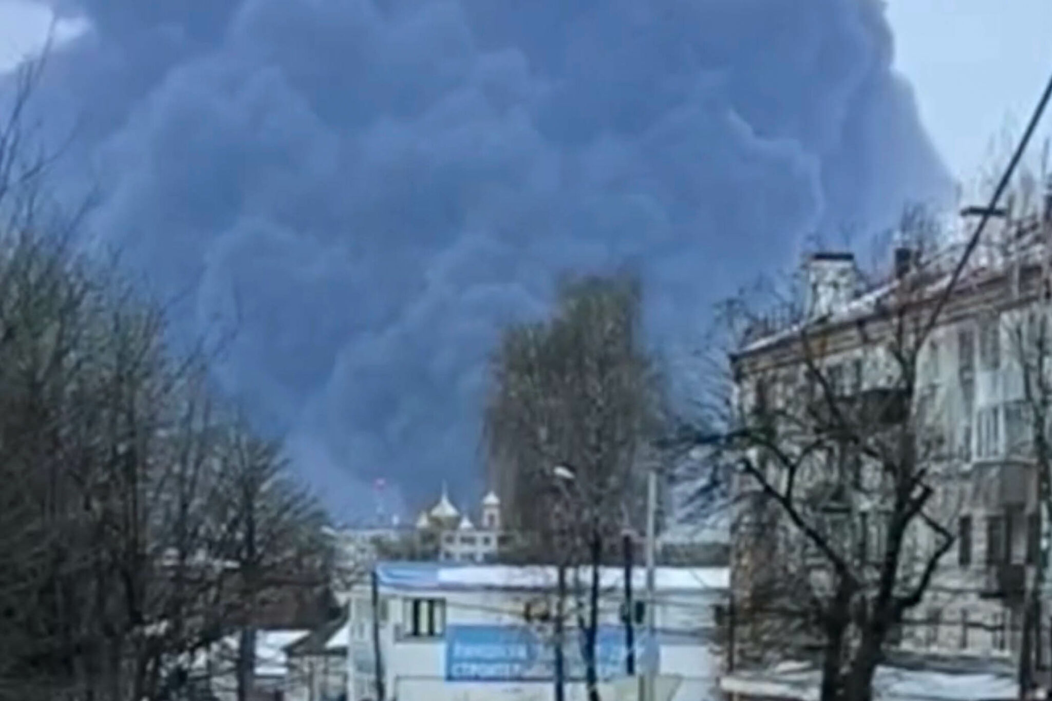 Пожар на нефтебазе в Брянской области, которая была атакована БПЛА. Скриншот видео очевидцев из соцсетей