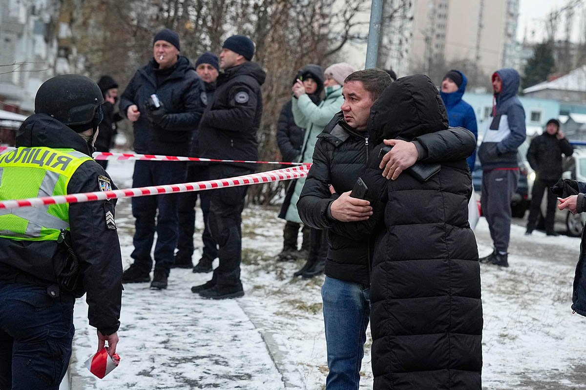 Местные жители и полиция на месте российского авиаудара в Киеве, 23 января 2024 года. Фото Efrem Lukatsky/AP Photo/Scanpix/Leta