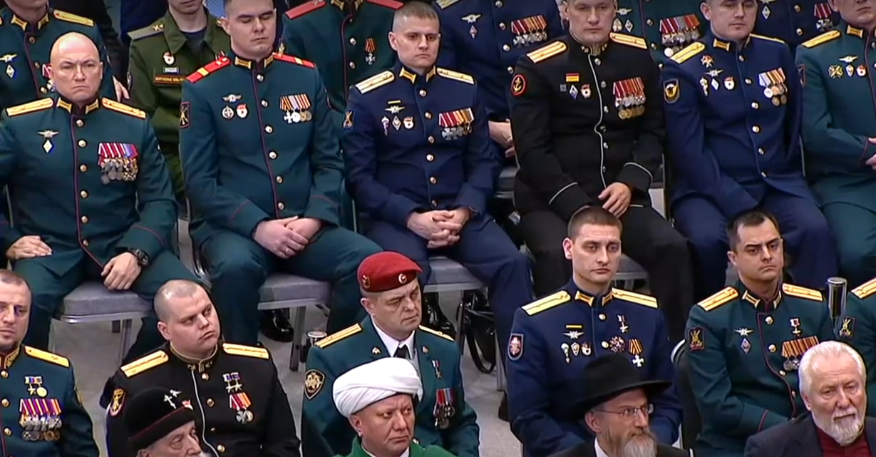 Военные слушают послание Владимира Путина Федеральному собранию. Кадр трансляции