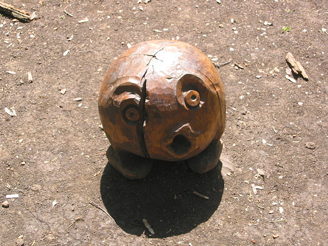 "Колобок", деревянная скульптура. Донецк, 2005 / Wikimedia