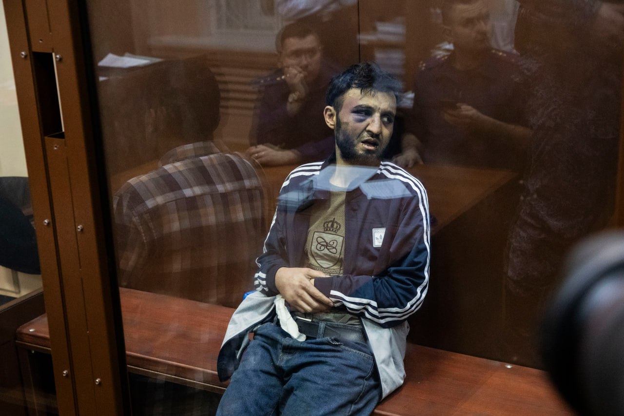 Подозреваемые в совершении теракта в «Крокус сити холле» в зале Басманного суда. Фото Александра Астахова / «Медиазона»
