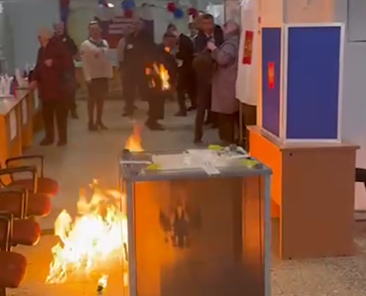 Поджог избирательного участка в ХМАО. Кадр видео из соцсетей