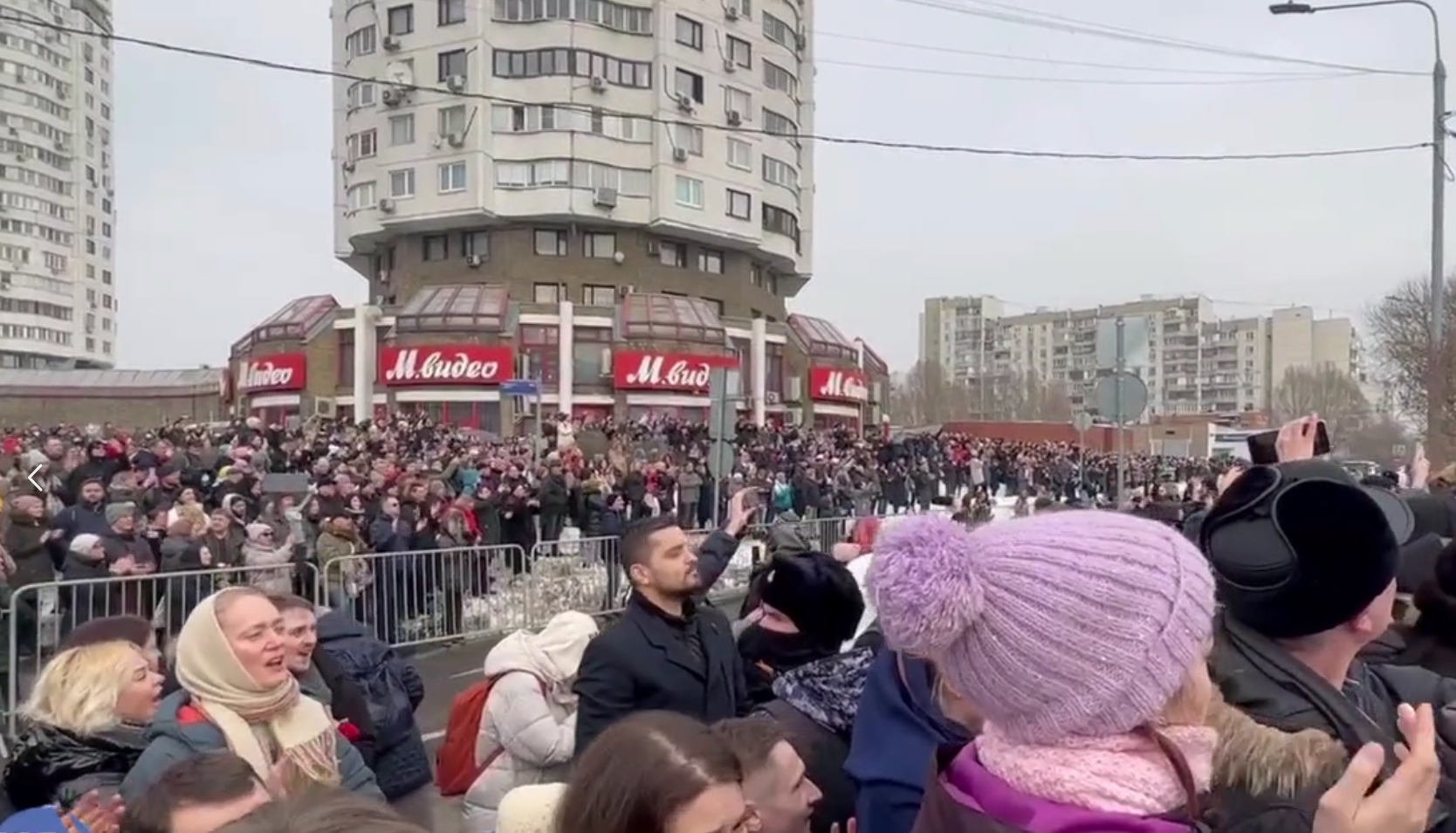 Собравшиеся проститься с Алексеем Навальным скандируют "Ты не боялся и мы не боимся", кадр трансляции SotaVision