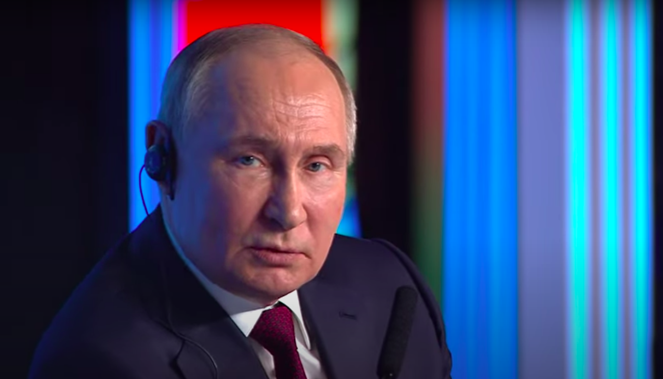 Владимир Путин на церемонии закрытия ВФМ-2024 в Сочи. Скриншот канала AKIPress news / Youtube