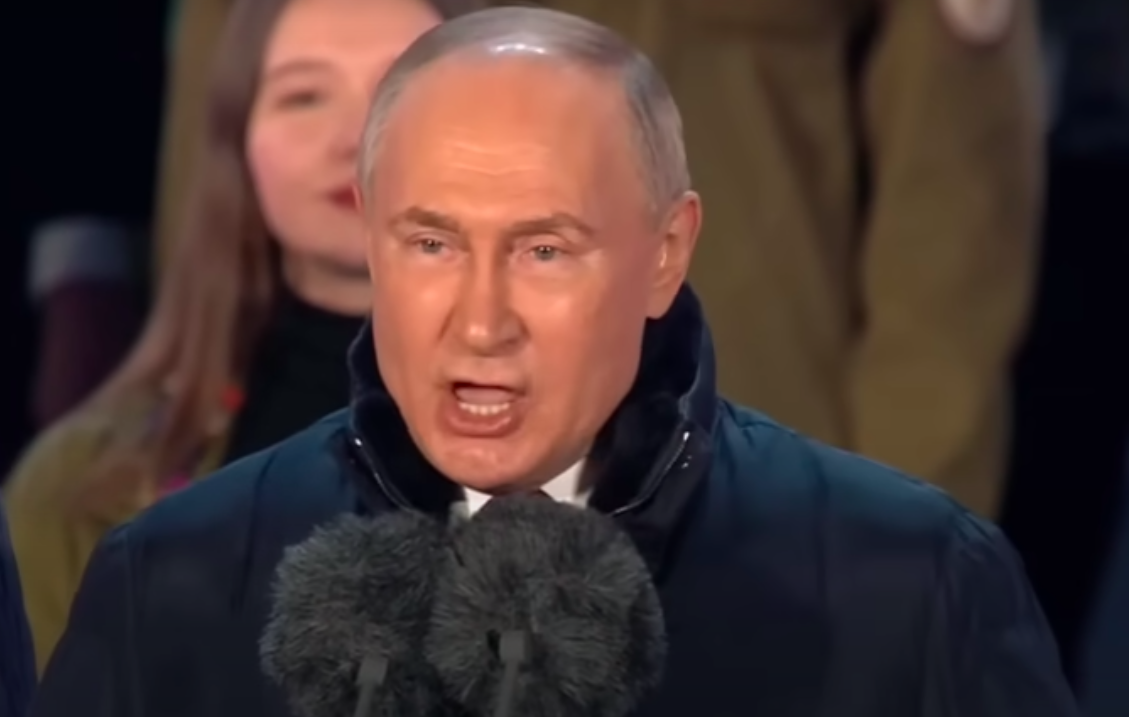 Новоизбранный президент России Владимир Путин на концерте 18 марта 2024 года . Скриншот канала AKIPress / Youtube