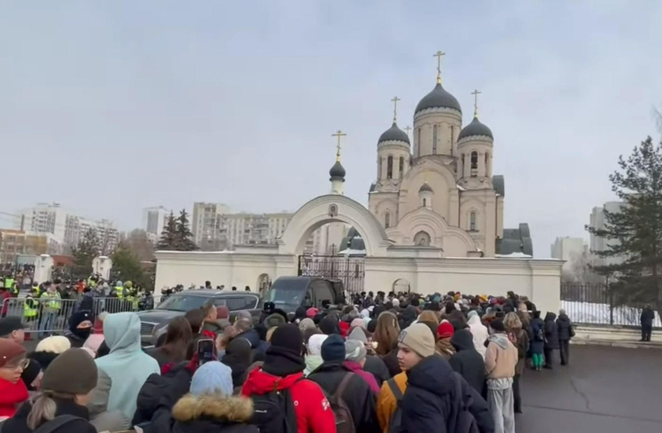 Люди у ворот храма "Утоли моя печали", куда должны доставить тело Алексея Навального, кадр трансляции NavalnyLife.