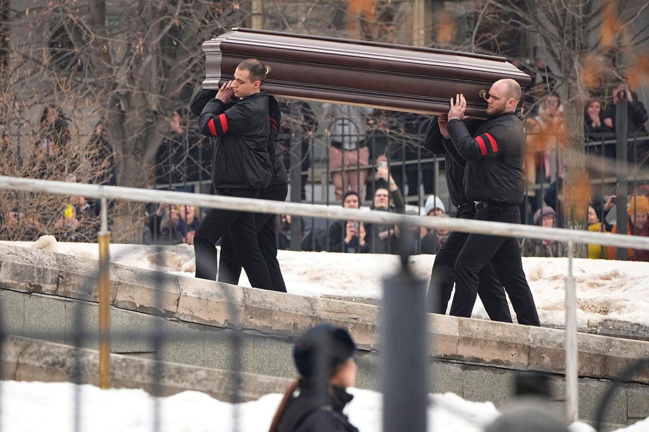 Гроб с телом Навального заносят в храм. Кадр трансляции SotaVision.