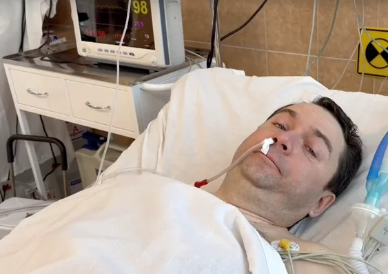 Губернатор Мурманской области Андрей Чибис в больнице после удара ножом в Апатитах. Кадр видео, опубликованного в его телеграм-канале