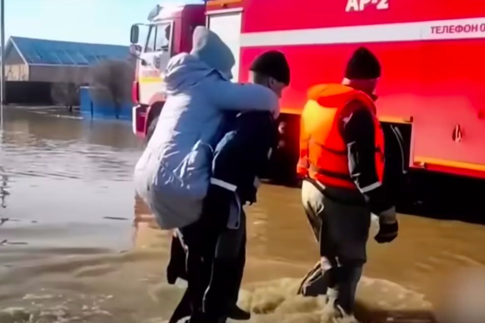 Наводнение в Орске. Скриншот канала "Телеканал ICTV" / Youtube