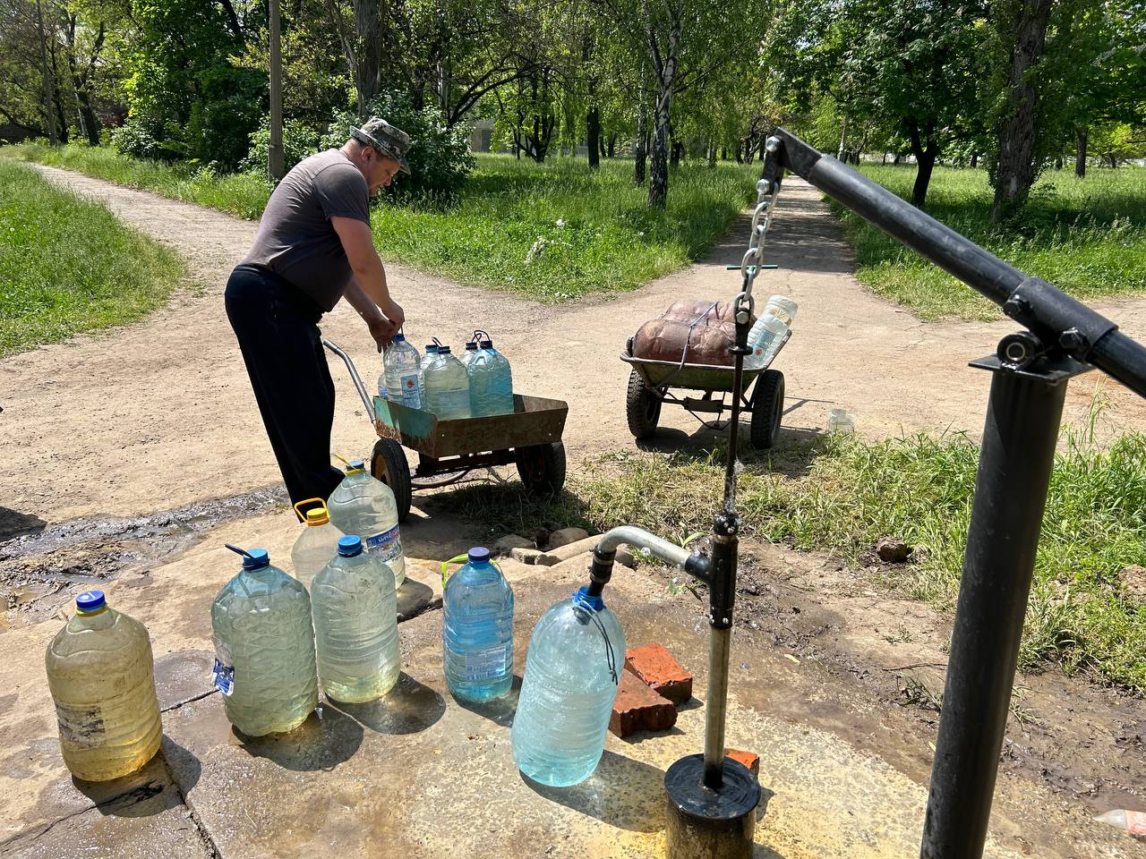 Житель Торецка набирает запас воды впрок. Фото Дмитрий Дурнев / Spektr.Press