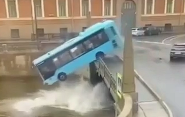 Падение пассажирского автобуса в Мойку в Санкт-Петербурге. Кадр видео камеры наблюдения