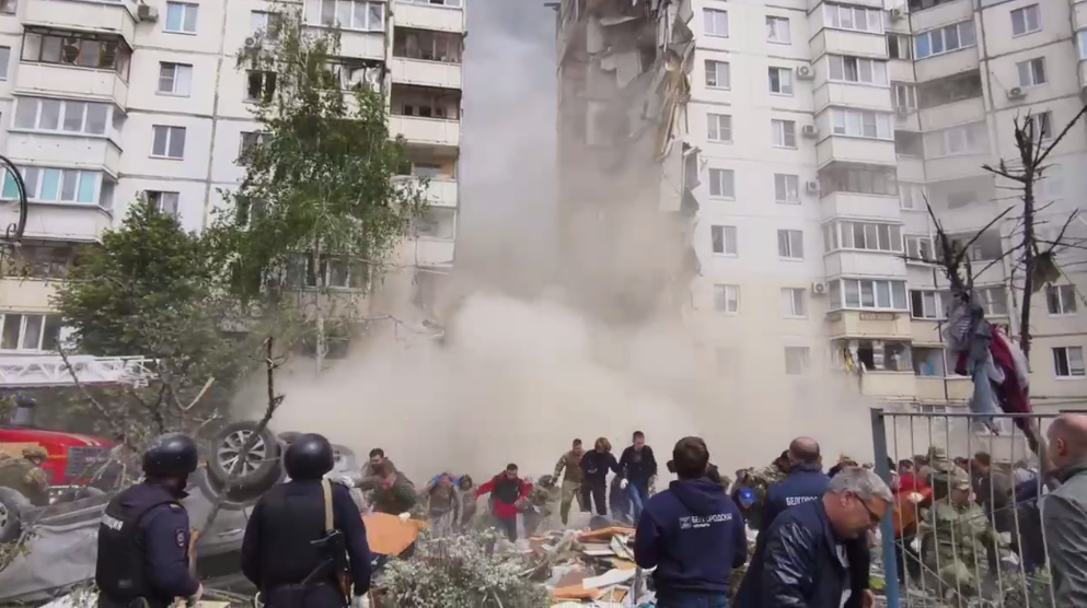 Момент повторного обрушения в подъезде жилого дома в Белгороде, в результате которого пострадали спасатели. Кадр видеозаписи