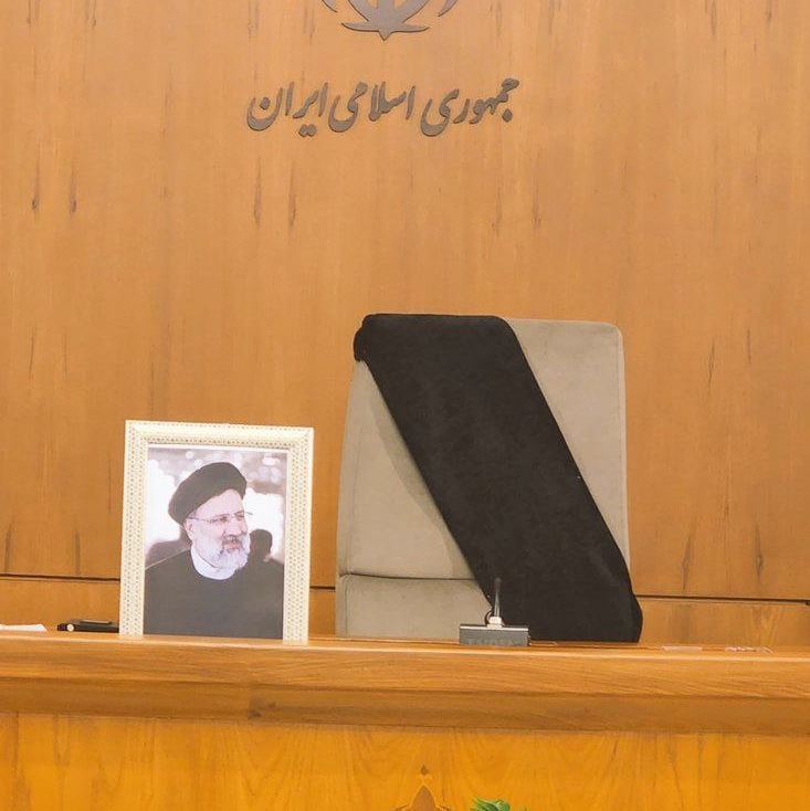 Пустое кресло президента Ирана на чрезвычайном заседании правительства. Фото Mehr