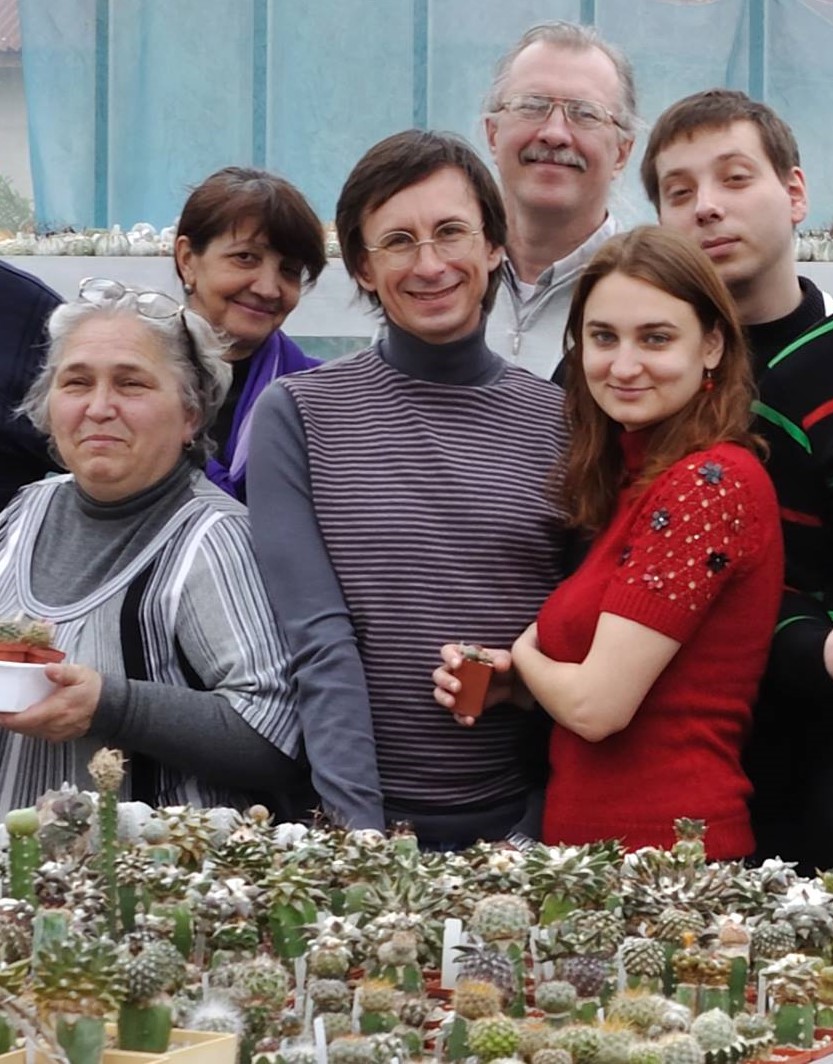 Председатель донецкого клуба любителей кактусов «Ислайя» Юрий Шаповалов (в центре) в окружении своих одноклубников. Фото со страницы клуба в Facebook. 