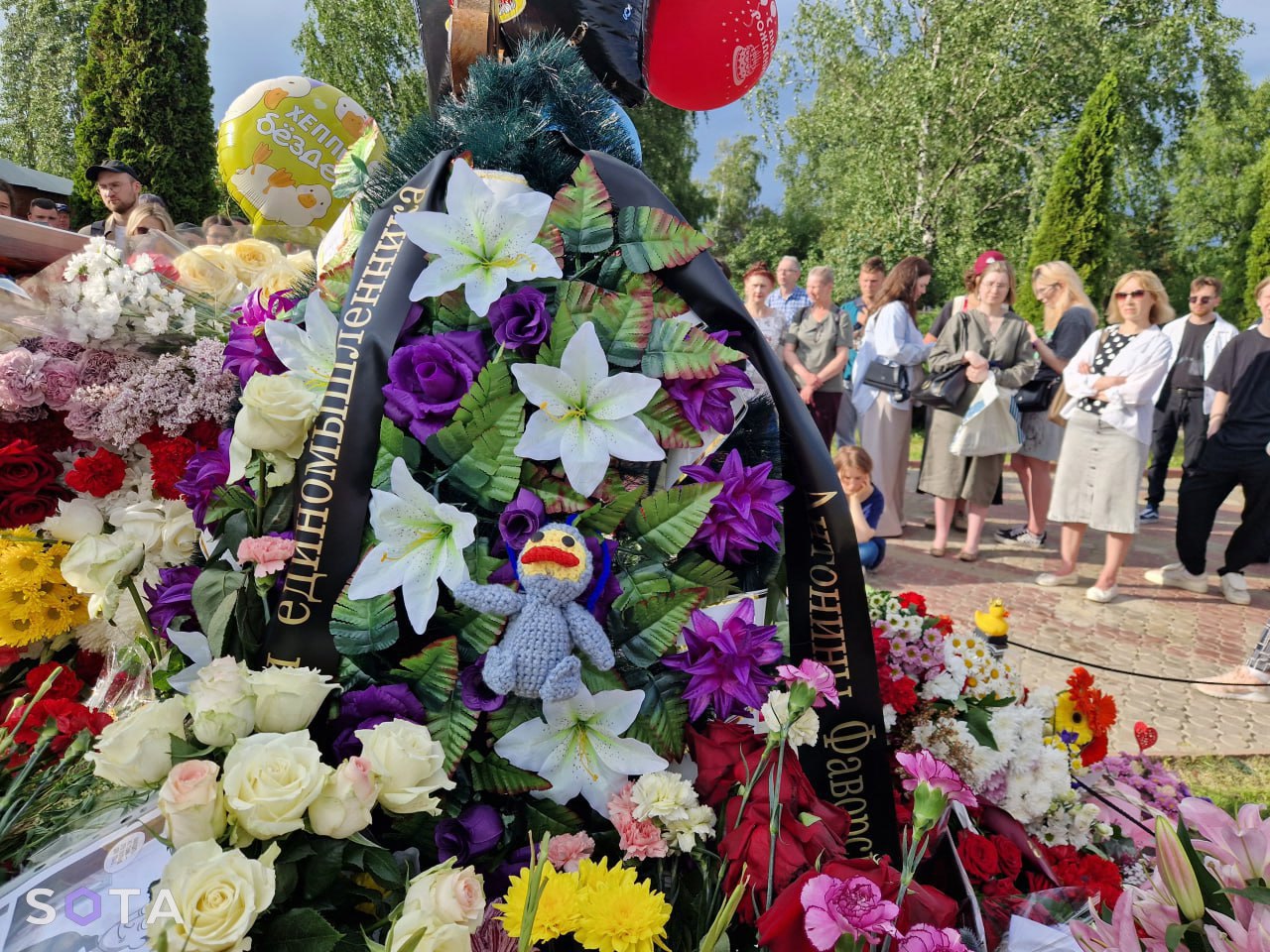 Могила Алексея Навального в день его рождения, 4 июня 2024 года. Фото SOTA
