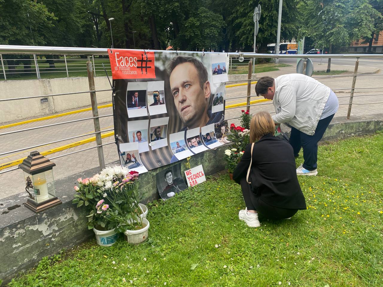Акция памяти Алексея Навального у российского посольства в Риге 4 июня 2024 года. Фото «Новая Газета - Европа»