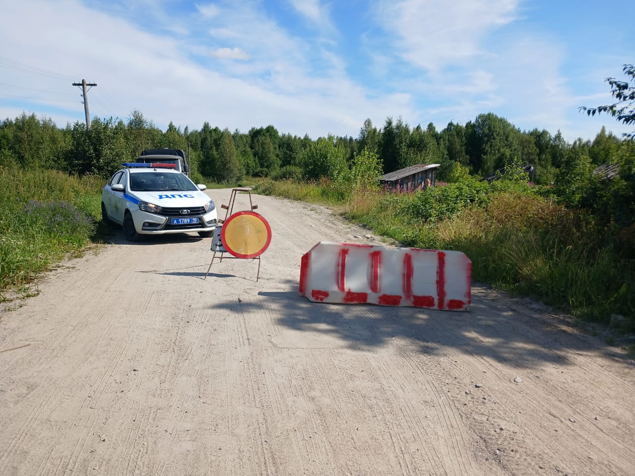 Перекрытая дорога в районе прорыва дамбы Беломорканала в Карелии 29 июля 2024. Фото с официального сайта правительства республики Карелия gov.karelia.ru 