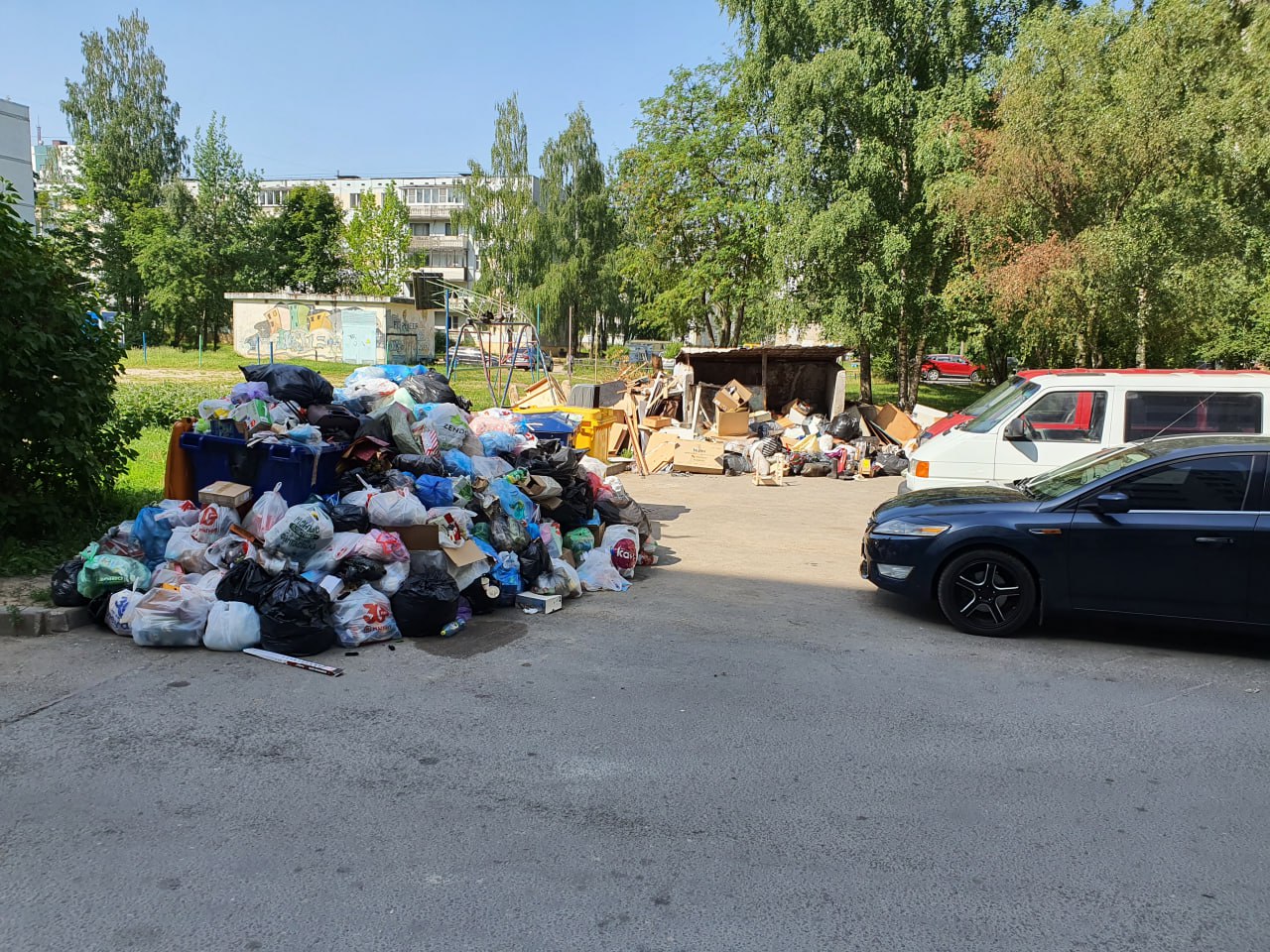 Горы неубранного мусора в одном из дворов Псковской области. Фото Николая Кузьмина специально для Spektr.Press