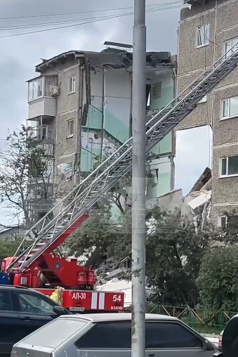 Частично разрушенный в результате взрыва многоэтажный жилой дом в Нижнем Тагиле. Кадр видеоролика