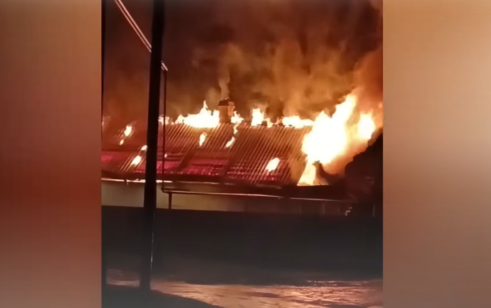 Горящий дом в Коркино во время цыганских погромов, кадр видео с места событий