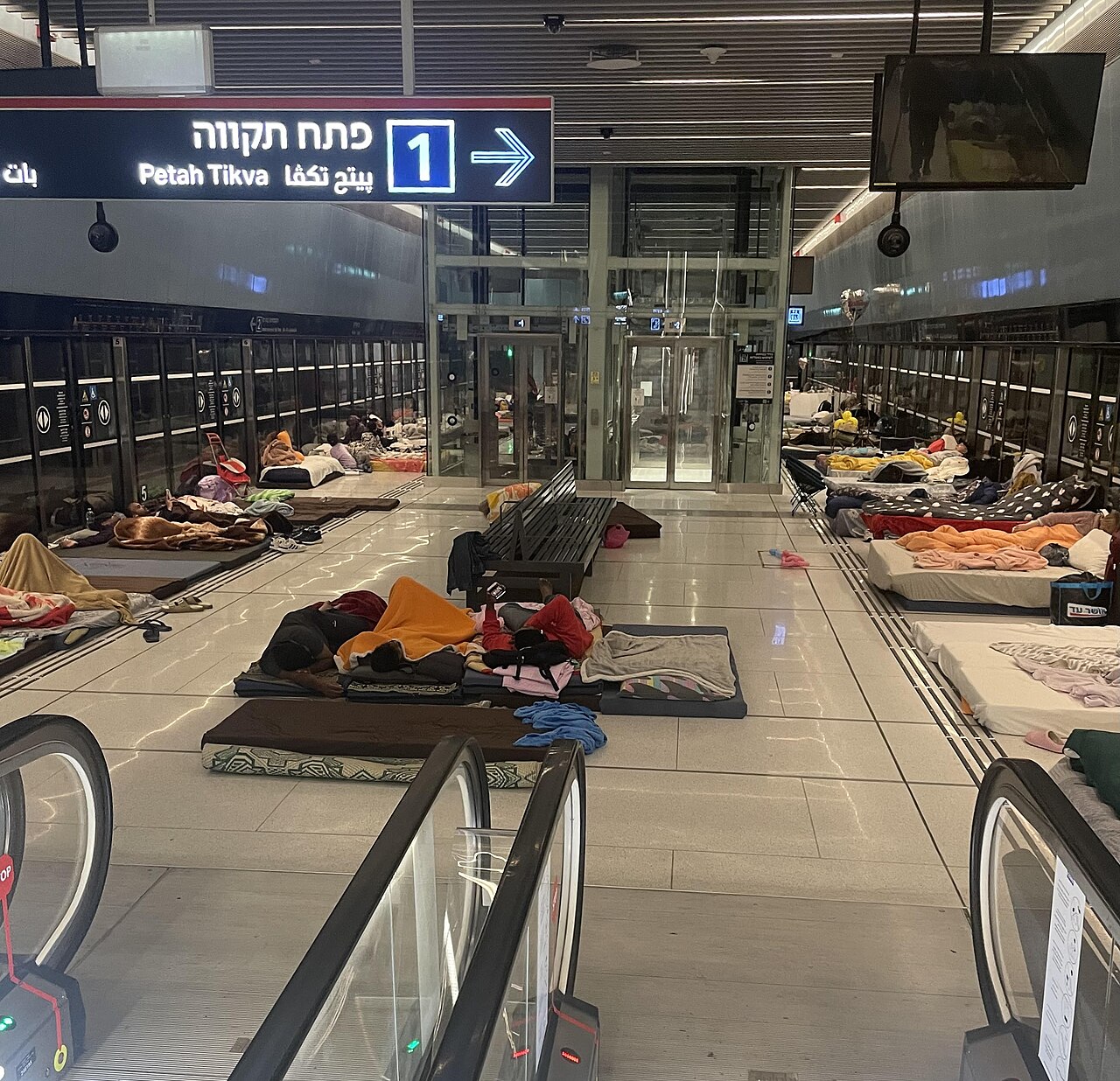 Бомбоубежище в подземке Тель-Авива во время иранских обстрелов в 2026 году. Фото распространяется по лицензии Creativecommons CC0 1.0