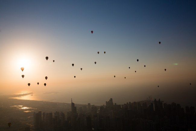 Воздушные шары в небе над Дубаи. 