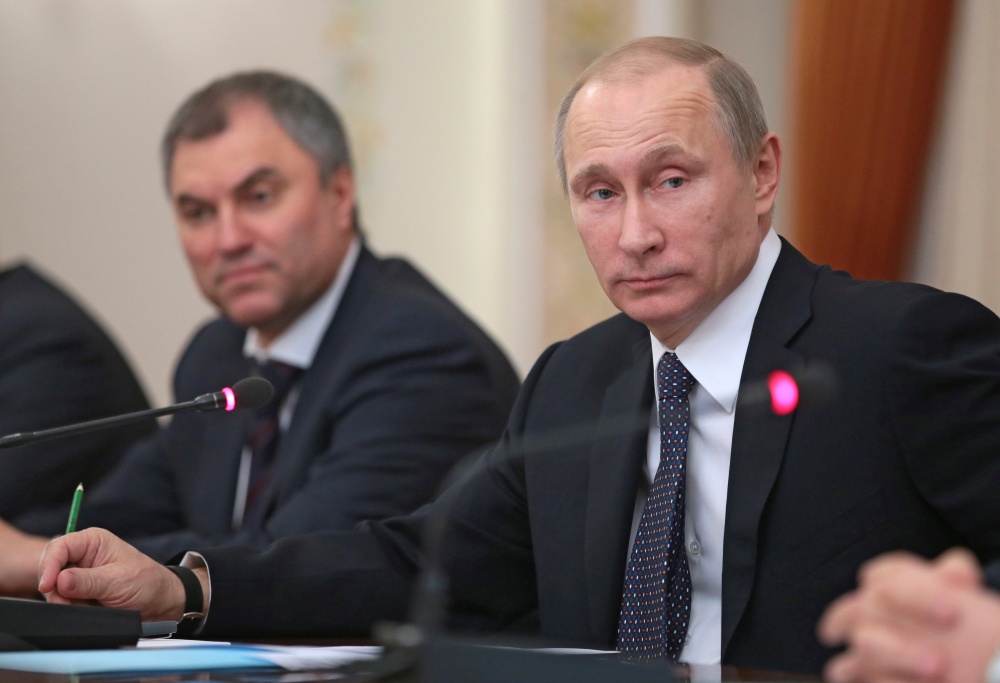 Владимир Путин (справа) и Вячеслав Володин (на заднем плане). Фото RIA Novosti/Scanpix