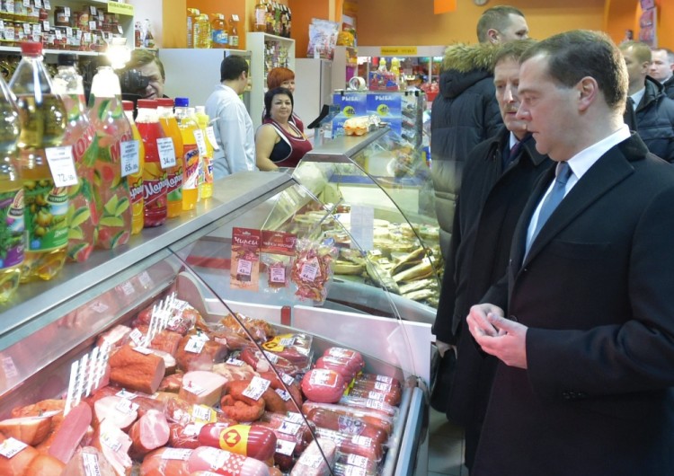 В феврале 2015 года, когда курс доллара уже превысил 65 рублей, глава кабинета министров посетил гастроном «Аппетитный» в Воронежской области. И хотя покупатели пожаловались ему на существенный рост цен, Медведев, судя по всему, оказался доволен проверкой. «И не такие времена бывали», — сказал он, отметив, что 30 лет назад ассортимент был намного меньше. Фото: RIA Novosti / Scanpix